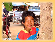 Die ersten Kinder schleichen sich mit verschmitztem Blick an unseren Tisch