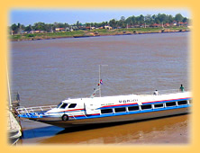 Mit solchen Schiffen geht es auf dem Tonle Sap nach Siem Reap