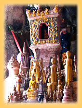 Buddhas in den Hoehlen von Pak Ou