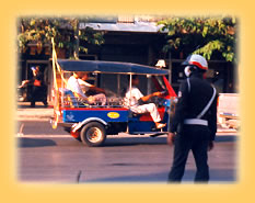 Smoggeplagter Polizist in Bangkok