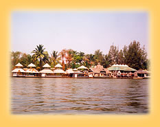 Schwimmende Hauser auf dem River Kwai