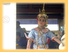 Tempeltaenzerin am Erawan Schrein in Bangkok