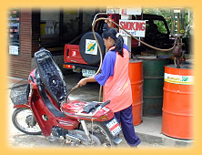 Kleine Tankstelle auf Samui, Benzin aus Faessern