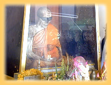 Mumifizierter Moench im Wat Kunaram auf Samui