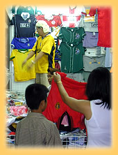 T-Shirt Verkaeufer auf dem Chatuchak Market in Bangkok