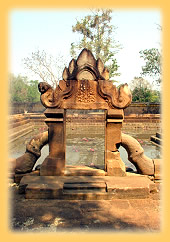 Blick zu einem Seerosenteich am Muang Tam