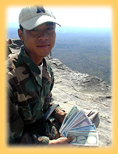 Junger kambodschanischer Guide auf dem Gipfel des Khao Phra Viharn