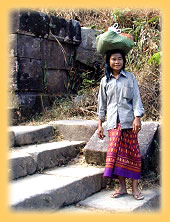Kambodschanische Souvenirverkaeuferin am Tempelberg