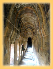 Noch erhaltener Sauelengang am Khao Phra Viharn