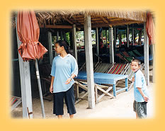 Liegestuehle am Strand von Laem Singh