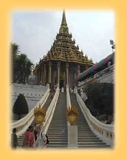 Blick ueber die Nagatreppe zum Mondop des Wat Phra Butthabat