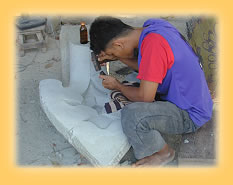 Steinmetz beim bearbeiten eines Reliiefs