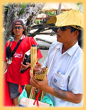 Strandverkaeufer am Kai Bae Beach