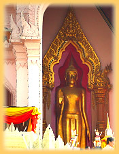 Stehender Buddha im Nakhon Pathom Chedi